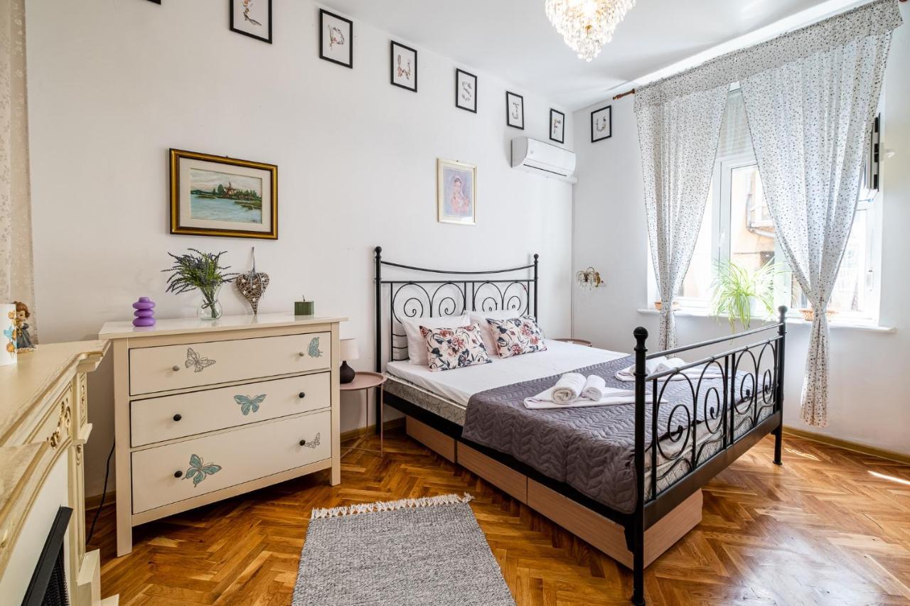 Aristocratic 2Bdrm Central Apartment Várna Kültér fotó